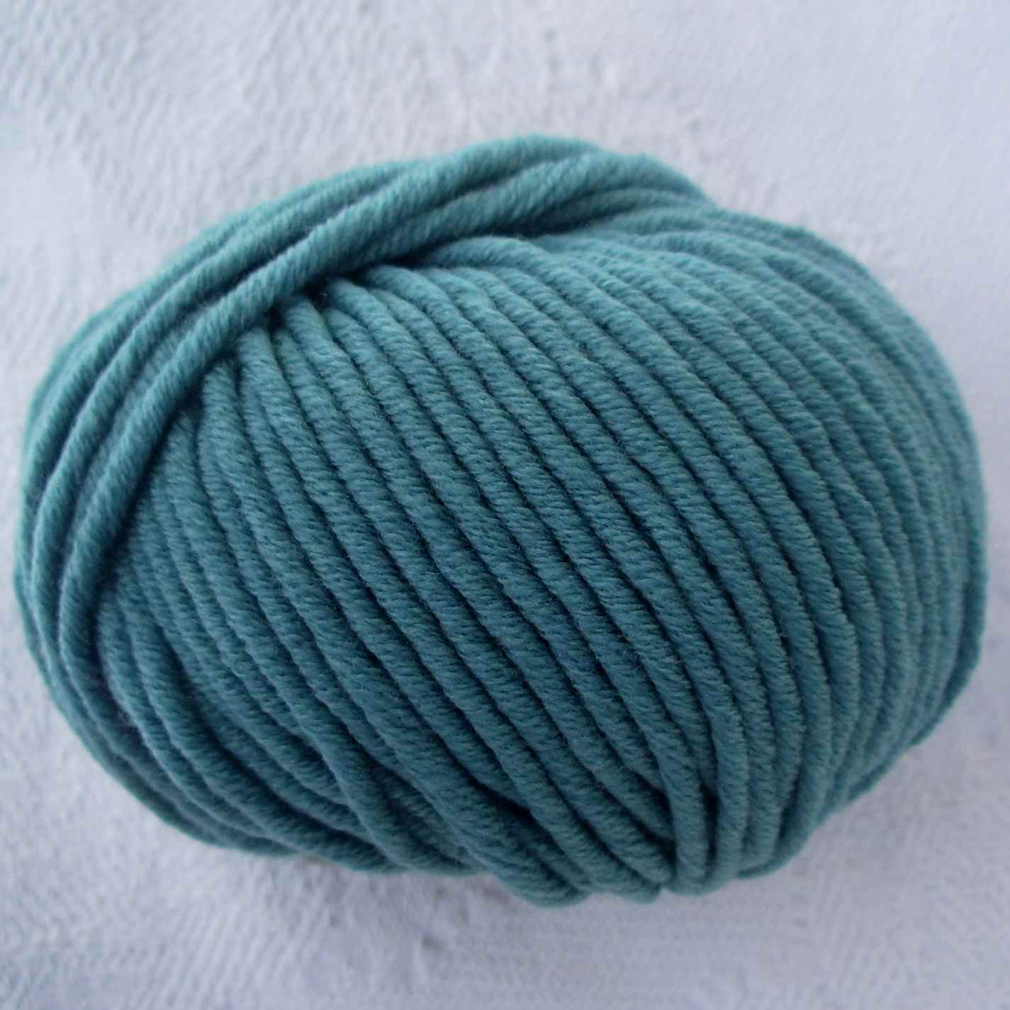 laine mérinos bleu canard. 50G/83M Aiguilles: 5 à 6 mm